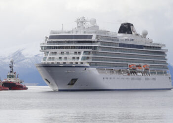 Activists accuse Italy of halting ship rescue mission