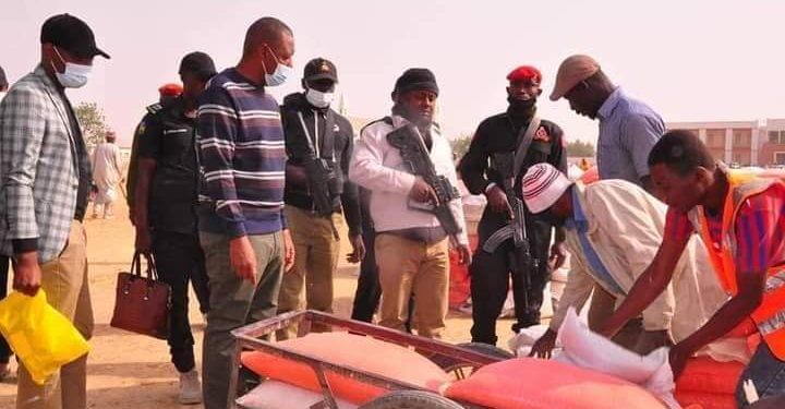 Rana ta biyu a Garin Dikwa Zulum ya Raba kuɗi, da Abinci a Dikwa.