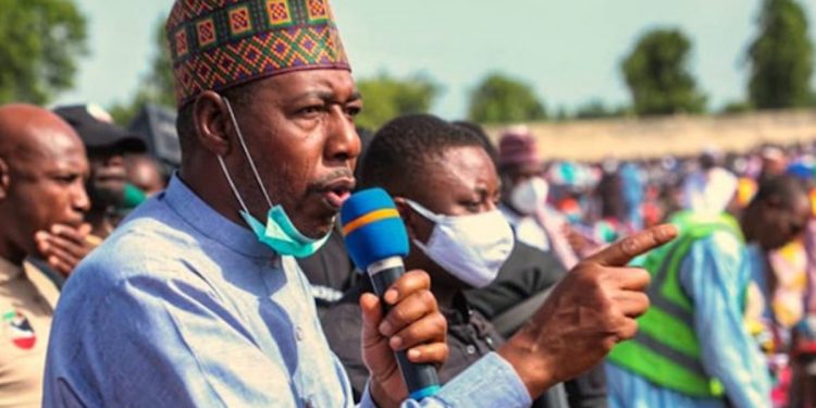 Gwamna Zulum ya raba tallafin N150m ga yan kasuwa manya du kanana a garin Gwoza.